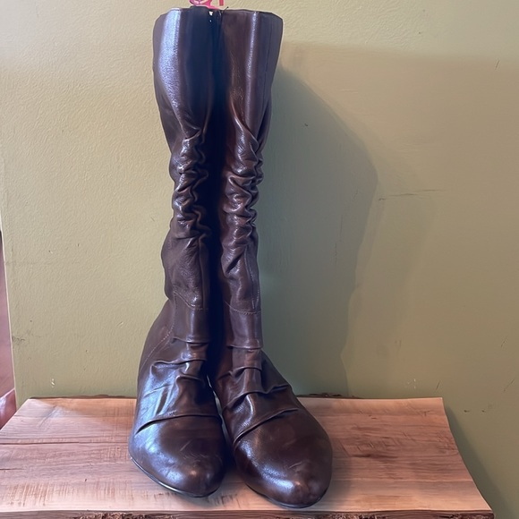 Rinaldi brown mid-calf “slouch detail” boots. - Picture 2 of 12